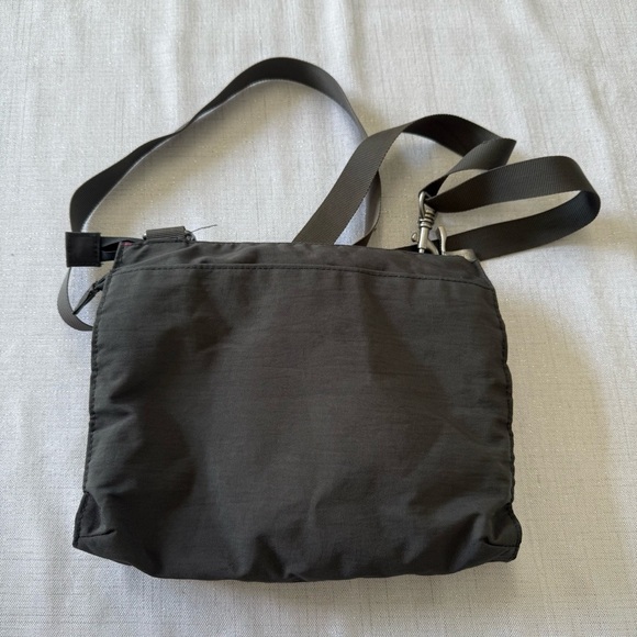 Baggallini Cross Over Crossbody Bag Travel Pockets Dark Gray - Picture 3 of 8